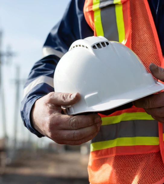 Profissional realizando inspeção em obra